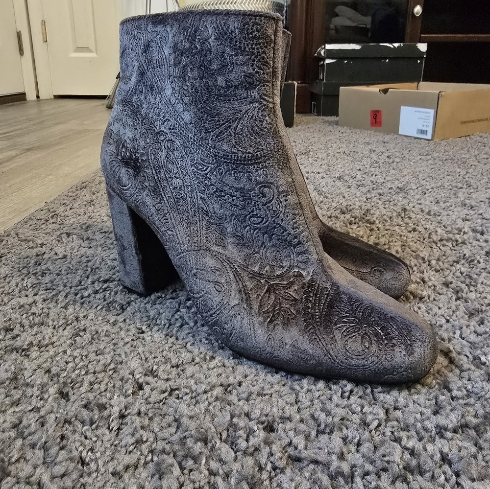 TAHARI boots